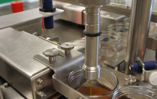 Vollautomatisches Abfüllen in Gläschen → RHS Innovation GmbH