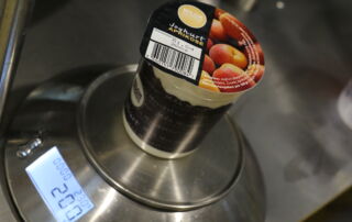 Joghurtbecher abgefüllt und geschweisst → RHS Innovation GmbH