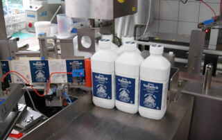 Milchflaschen werden etikettiert → RHS Innovation GmbH