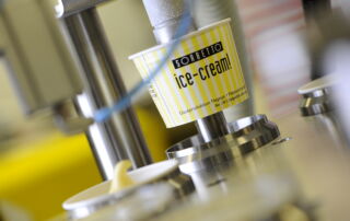 Glace mit Becherabfüllmodul abgefüllt → RHS Innovation GmbH